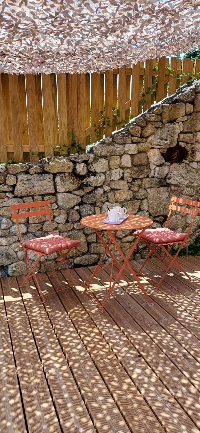 Patio, Day, Dining area