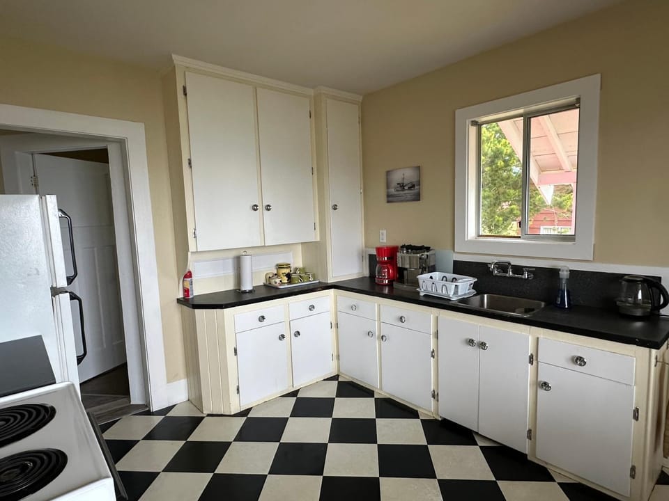 Sweet Home Alert Bay House in Vancouver Island