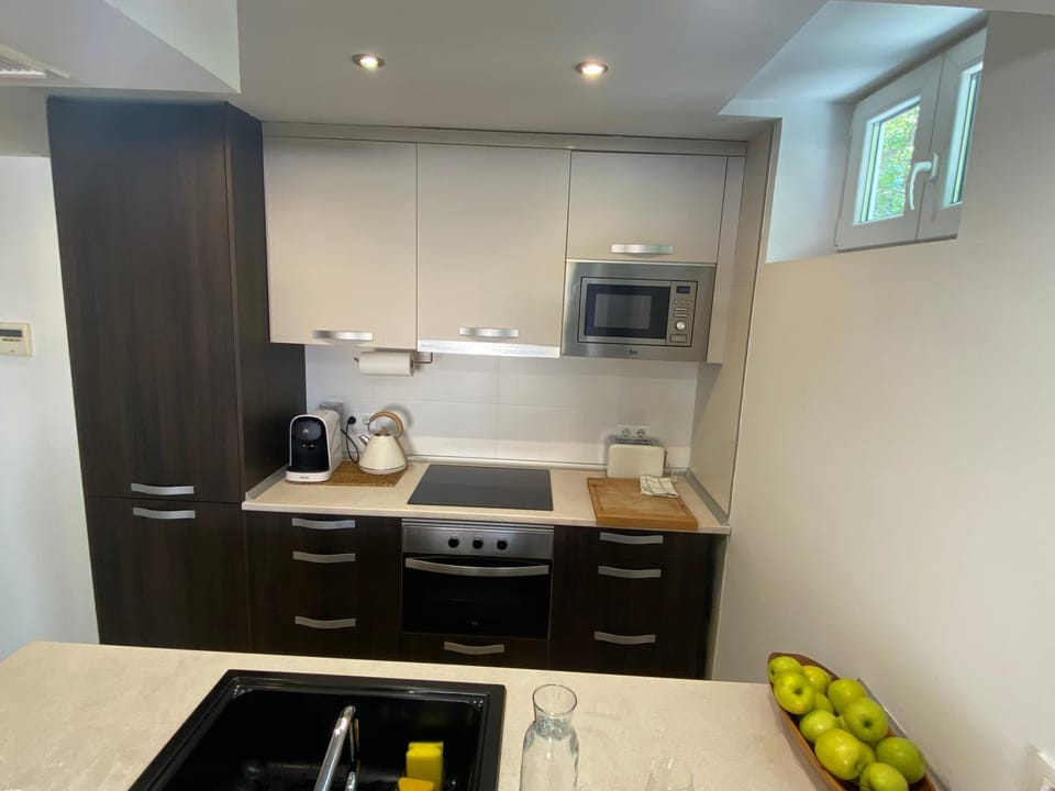 Coffee/tea facilities, Kitchen or kitchenette, oven, stove, toaster