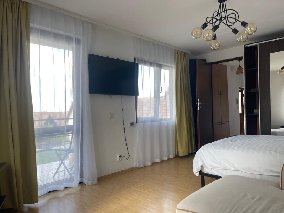 Communal lounge/ TV room, Bed, TV and multimedia, Bedroom