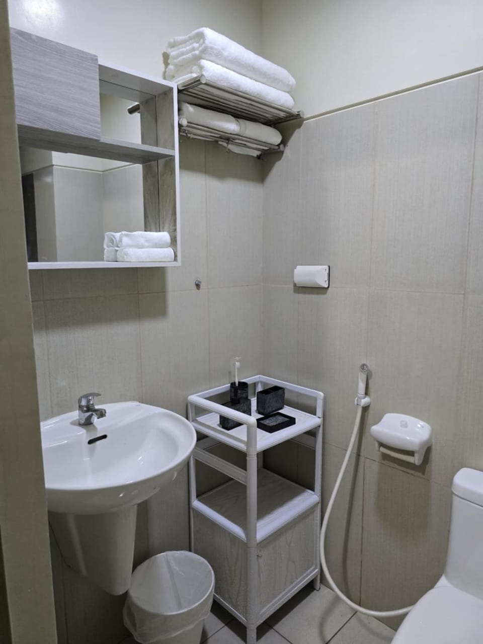 Rhoydez Condotel Breeze Residence Apartment in Pasay