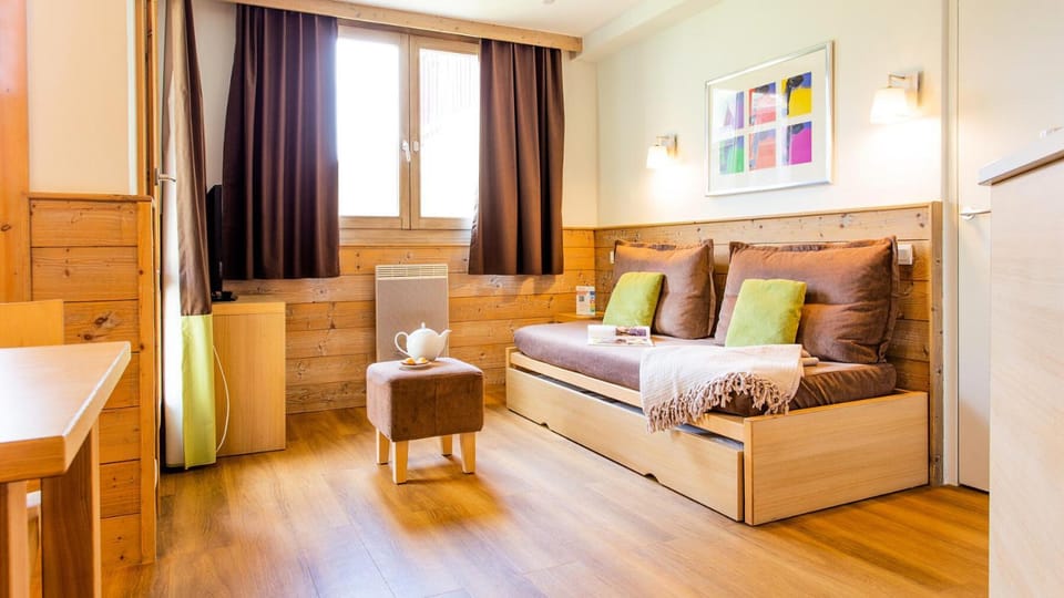Bed, Living room, kitchen