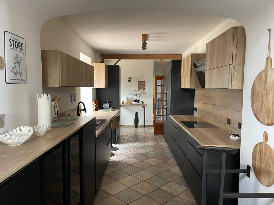 Kitchen or kitchenette, dishwasher, oven, stove