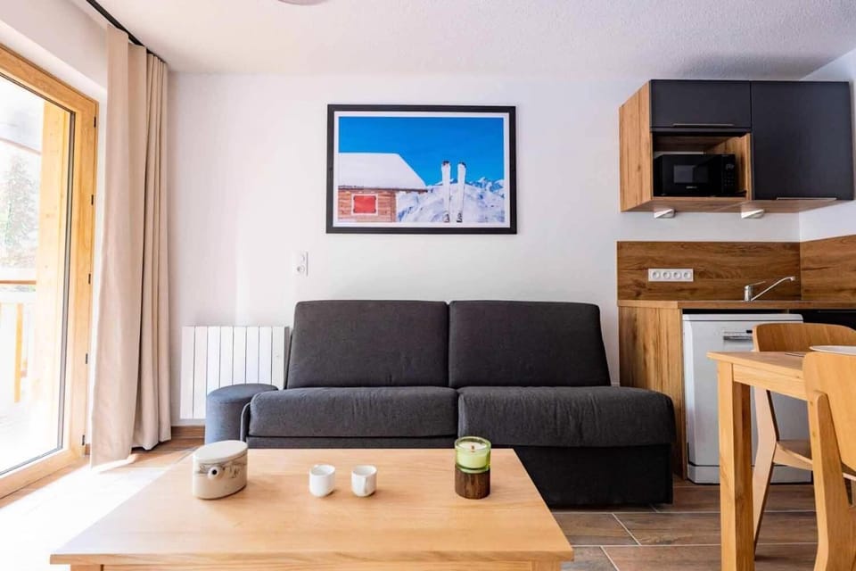 Bed, TV and multimedia, Living room