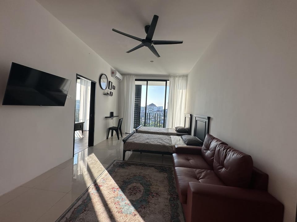Communal lounge/ TV room, Bed, TV and multimedia, Living room, Photo of the whole room, Seating area, Evening entertainment, Bedroom