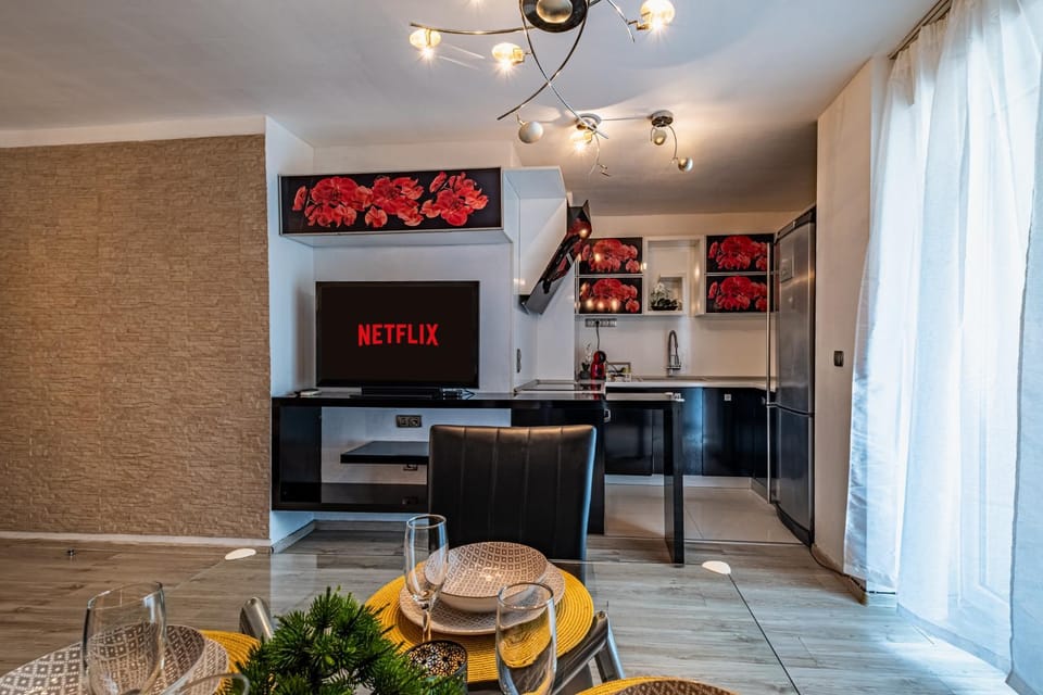 TV and multimedia, Kitchen or kitchenette, Seating area, Dining area, oven