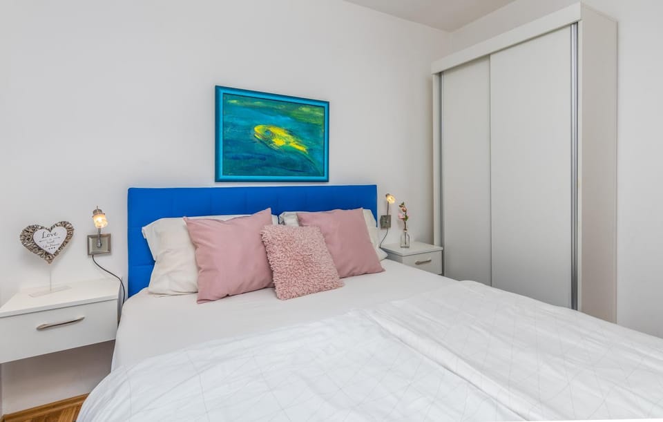 Bed, Photo of the whole room, Decorative detail, Bedroom