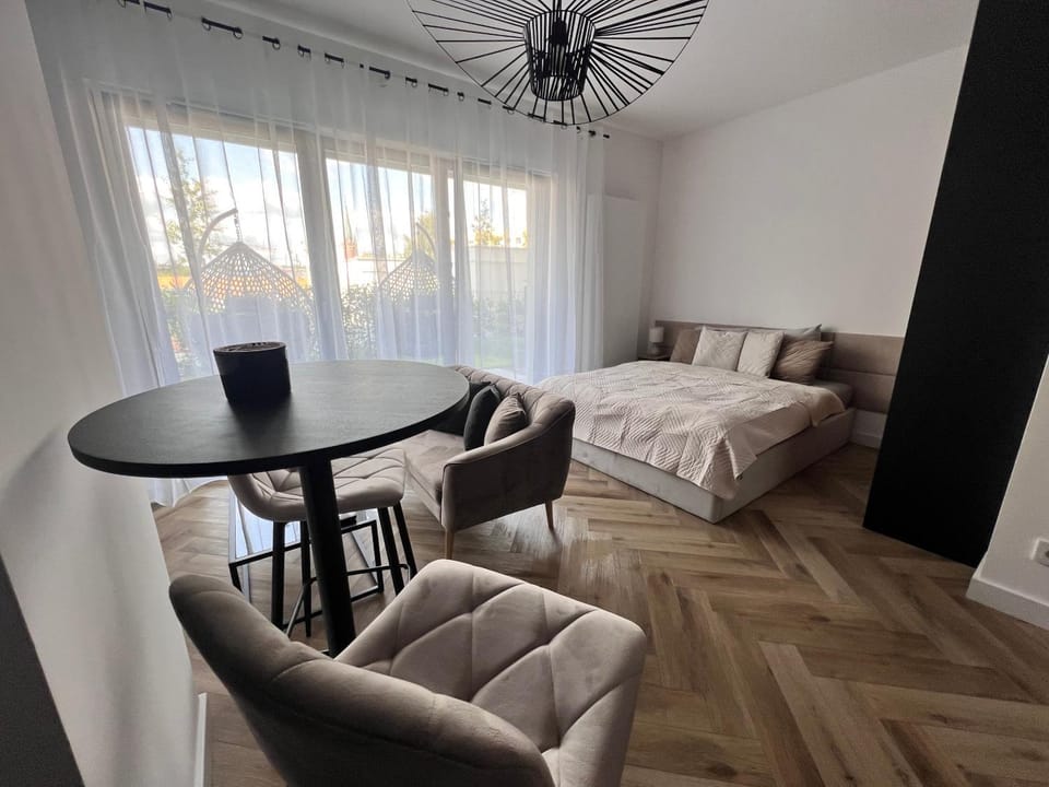 Bed, Living room, Photo of the whole room, Seating area, Dining area