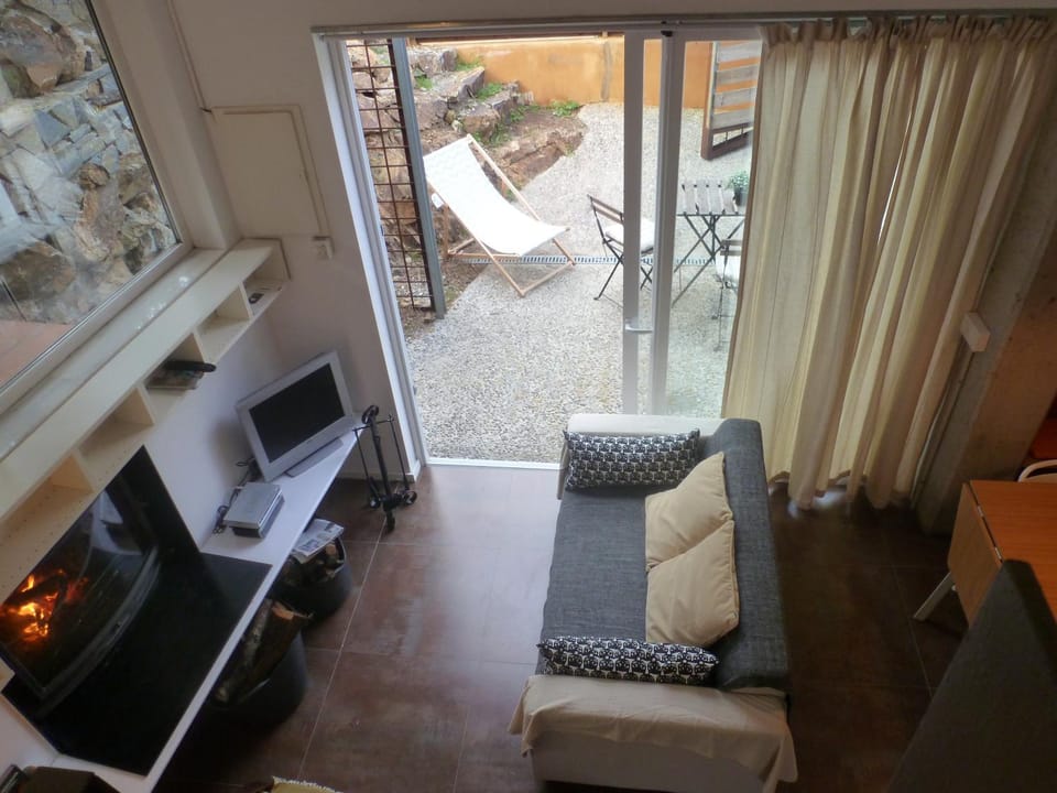 Patio, TV and multimedia, Seating area, Dining area, Garden view
