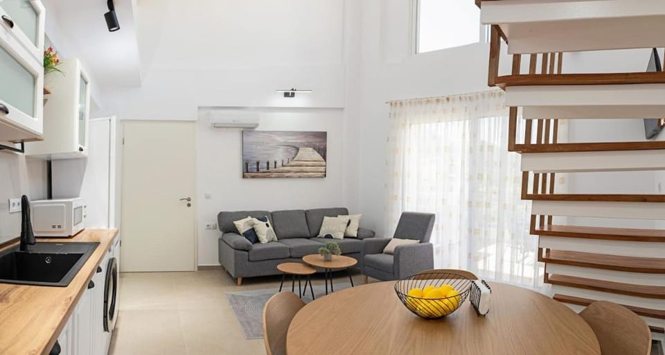 Kitchen or kitchenette, Living room, Seating area, Dining area