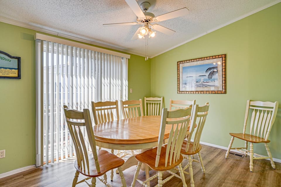 Walk to Surfside Beach: Home w/ Pool Access House in Garden City
