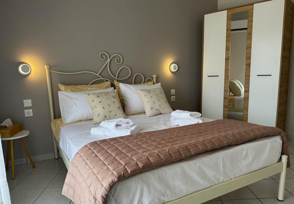 Bed, Photo of the whole room, Bedroom, towels, wardrobe