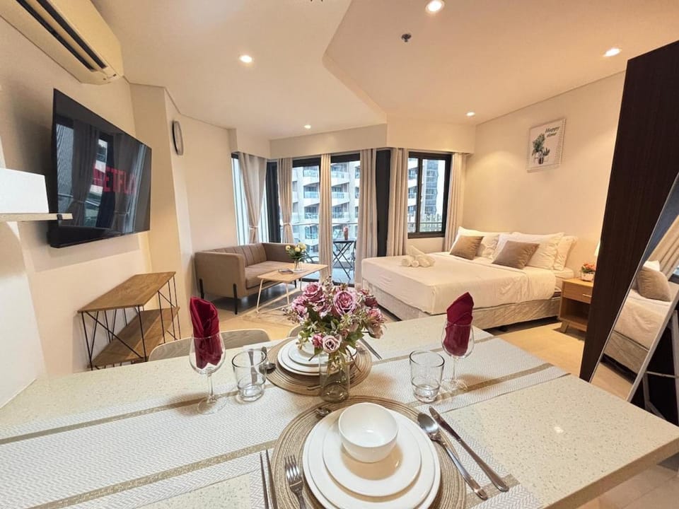 Bed, TV and multimedia, Living room, Photo of the whole room, Seating area, Dining area, Bedroom, air conditioner