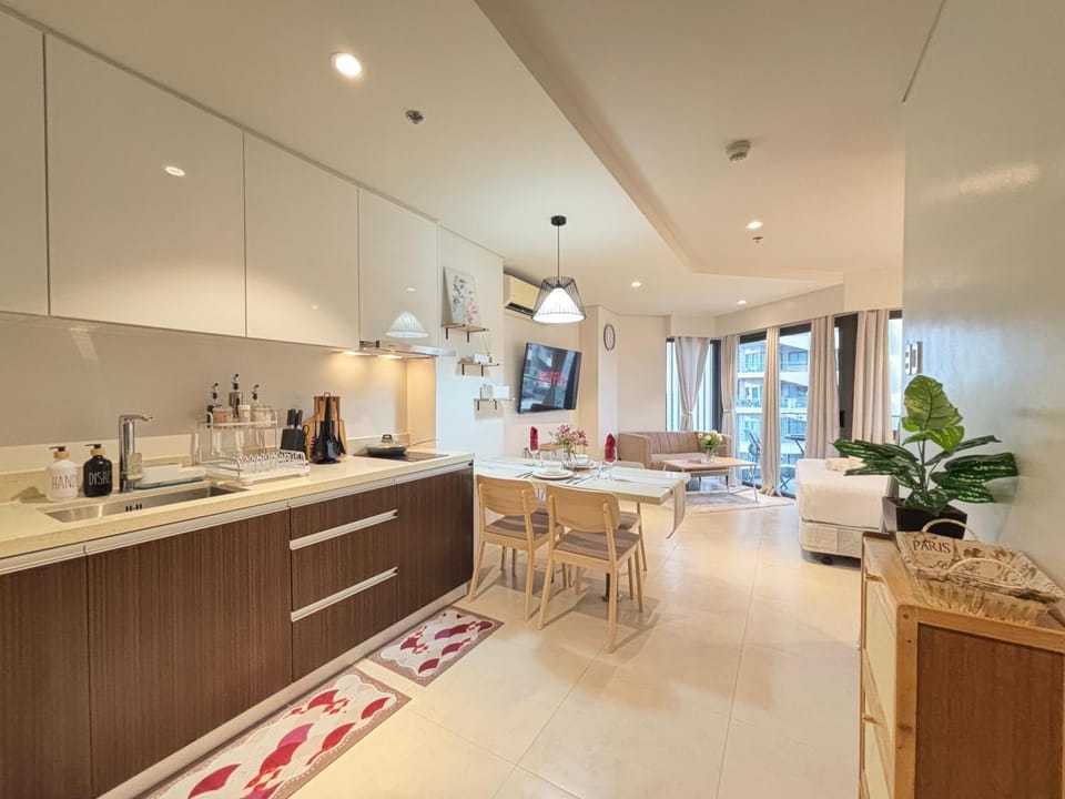 Kitchen or kitchenette, Dining area, stove