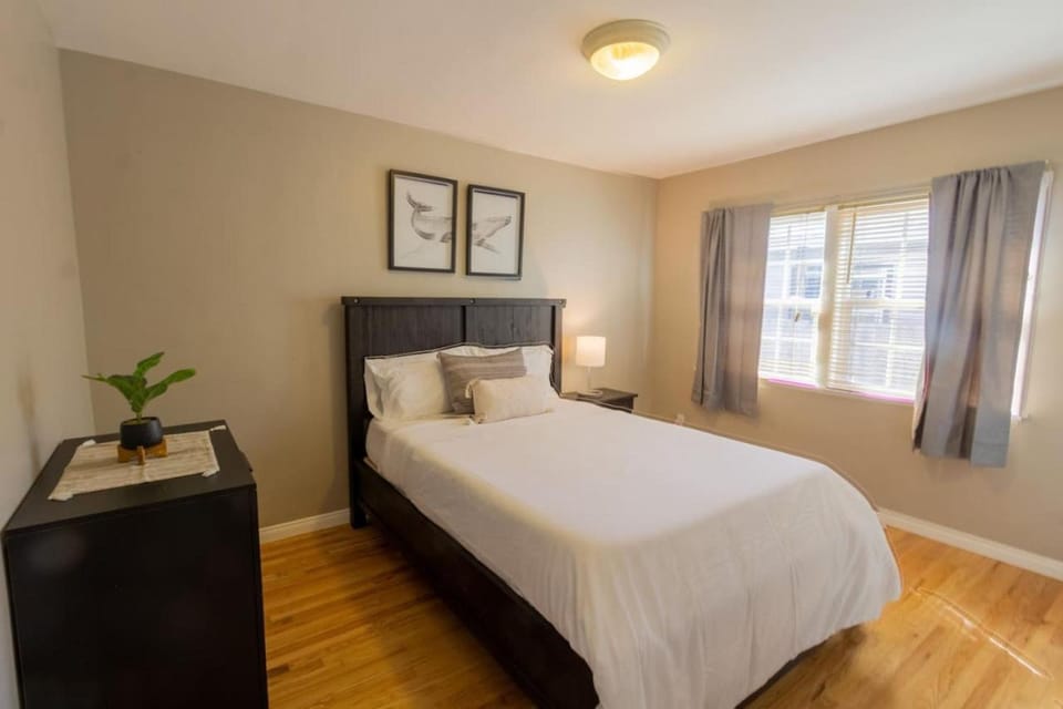 Centrally Located Cottage Near Lake Trails Shops House in La Mesa