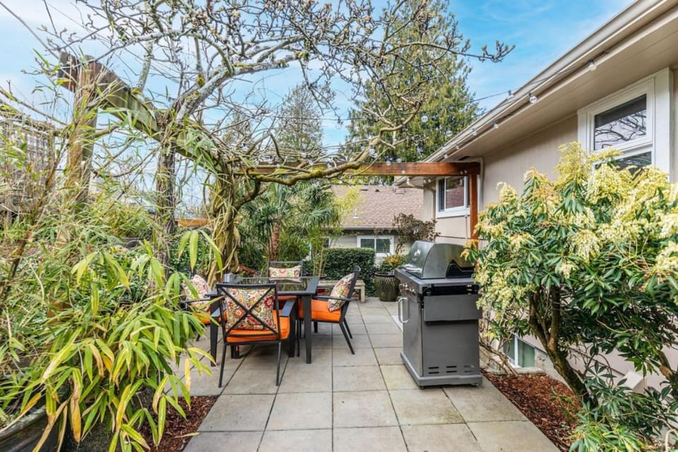 Lake Washington View Home with Hot Tub BBQ Garden House in Tukwila