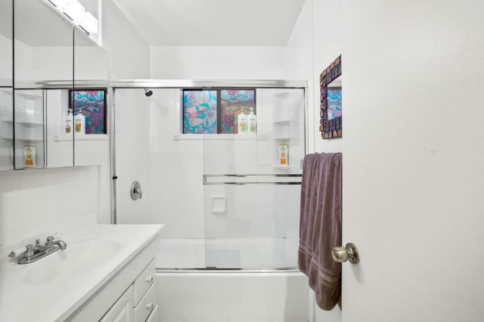 2BR Close To Stanford, Medical Center and Hospital House in West Menlo Park