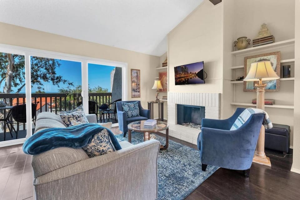 2BR Condo with Views Near Shops and Food, Fast WiFi House in Carlsbad