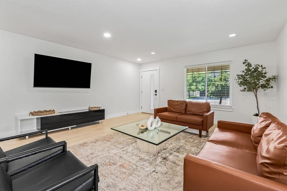 Bedroom house in prime location by the village House in Meridian
