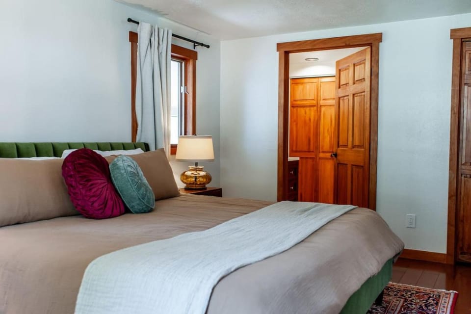 Shower, Bed, Bathroom, Photo of the whole room, Bedroom, wardrobe