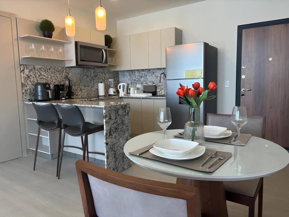 Kitchen or kitchenette, Dining area