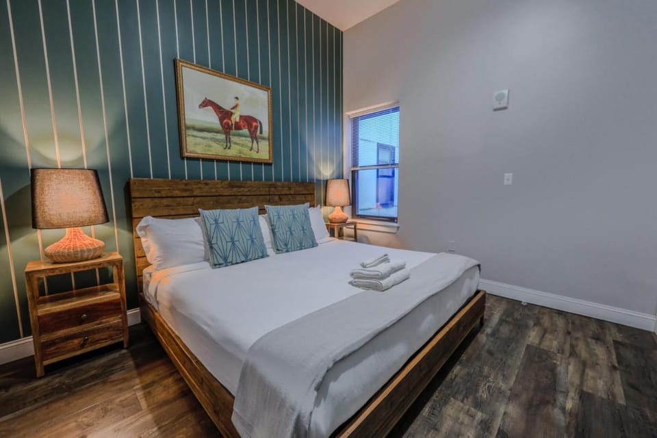 4 Bed 2 Bath 200mbps Internet Luxury Keyless Entry Apartment in Beacon Hill