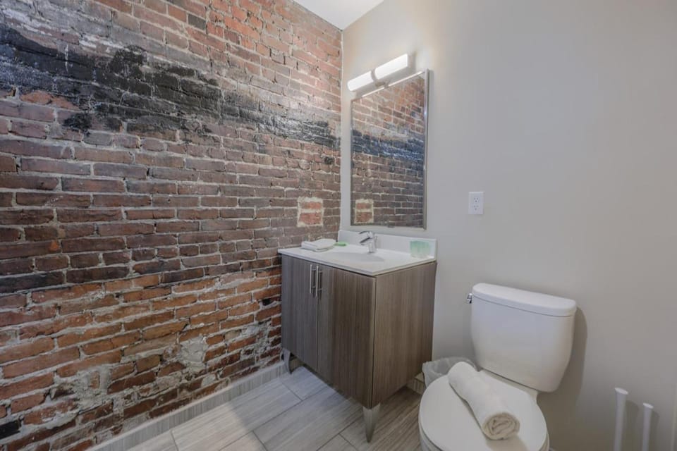 4 Bed 2 Bath 200mbps Internet Luxury Keyless Entry Apartment in Beacon Hill