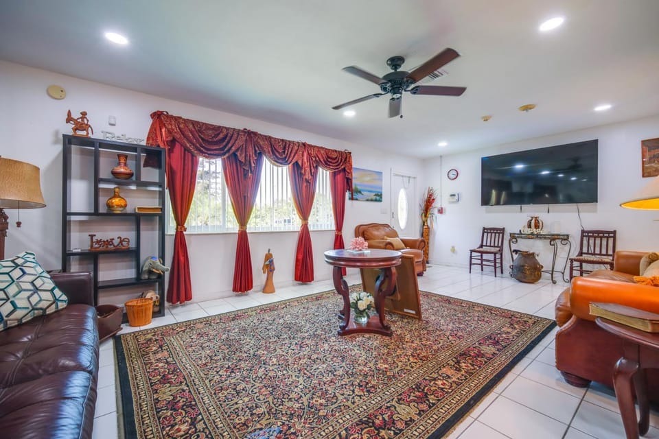 < 3 Mi to Hard Rock Stadium: Miami Home w/ Sunroom House in Miami Gardens
