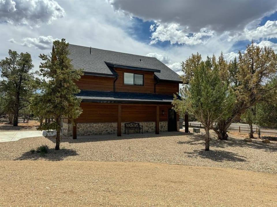 Cozy Zion Retreat Hot Tub 2 King Bedrooms House in Orderville