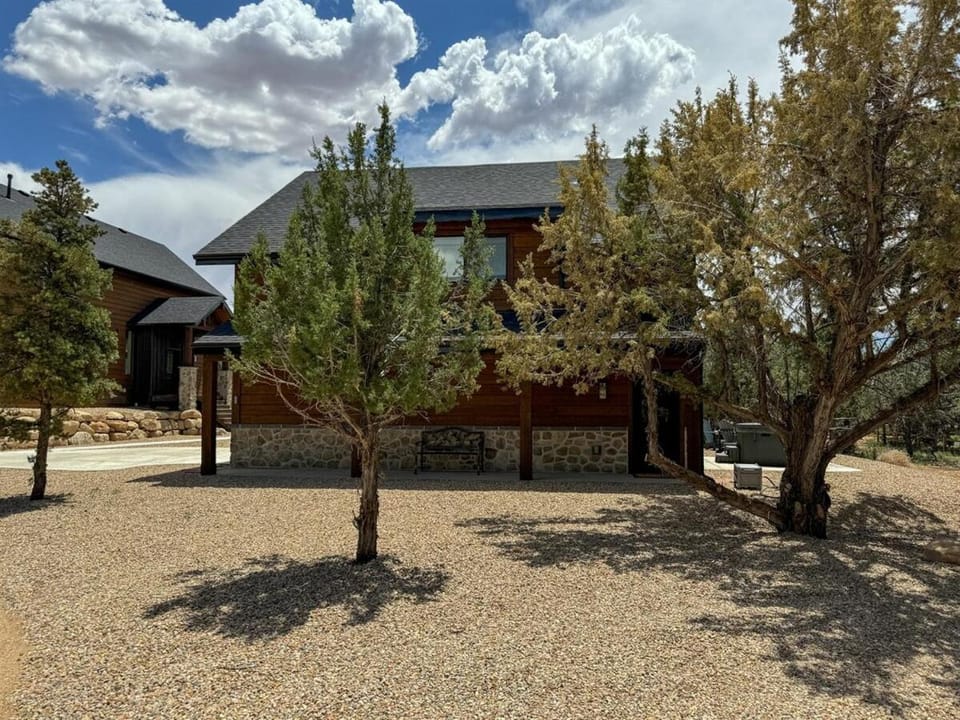 Cozy Zion Retreat Hot Tub 2 King Bedrooms House in Orderville