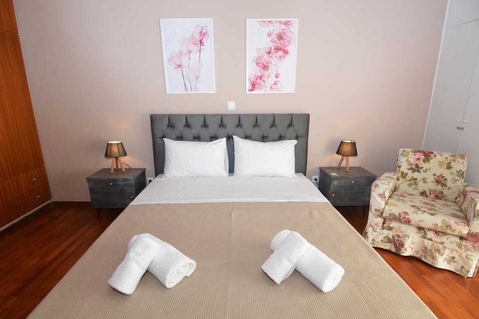 Bed, Bedroom, towels