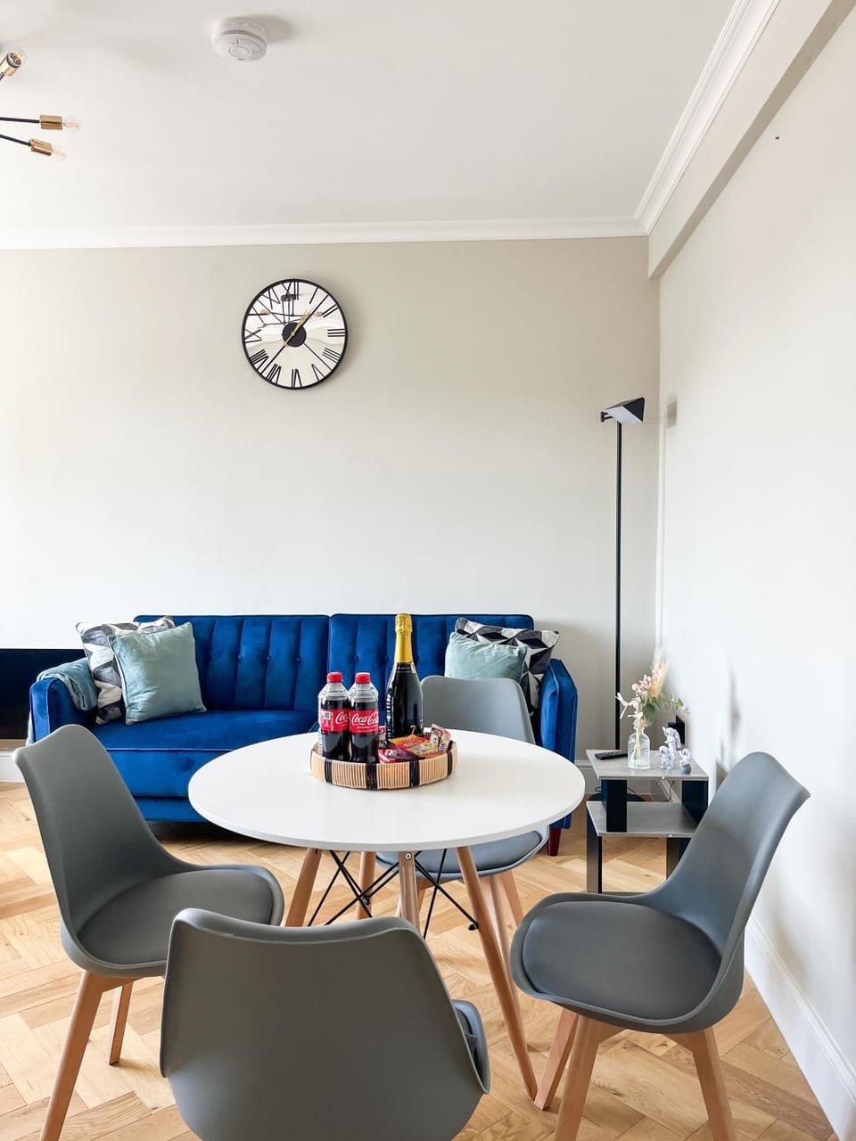 Living room, Food and drinks, Seating area, Dining area, Drinks