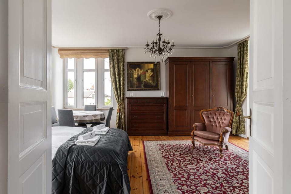 Bed, Living room, Photo of the whole room, Seating area, Bedroom