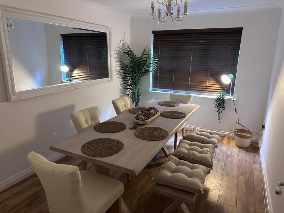 Elegant 5 Bed 5 Bath Home House in Runnymede District
