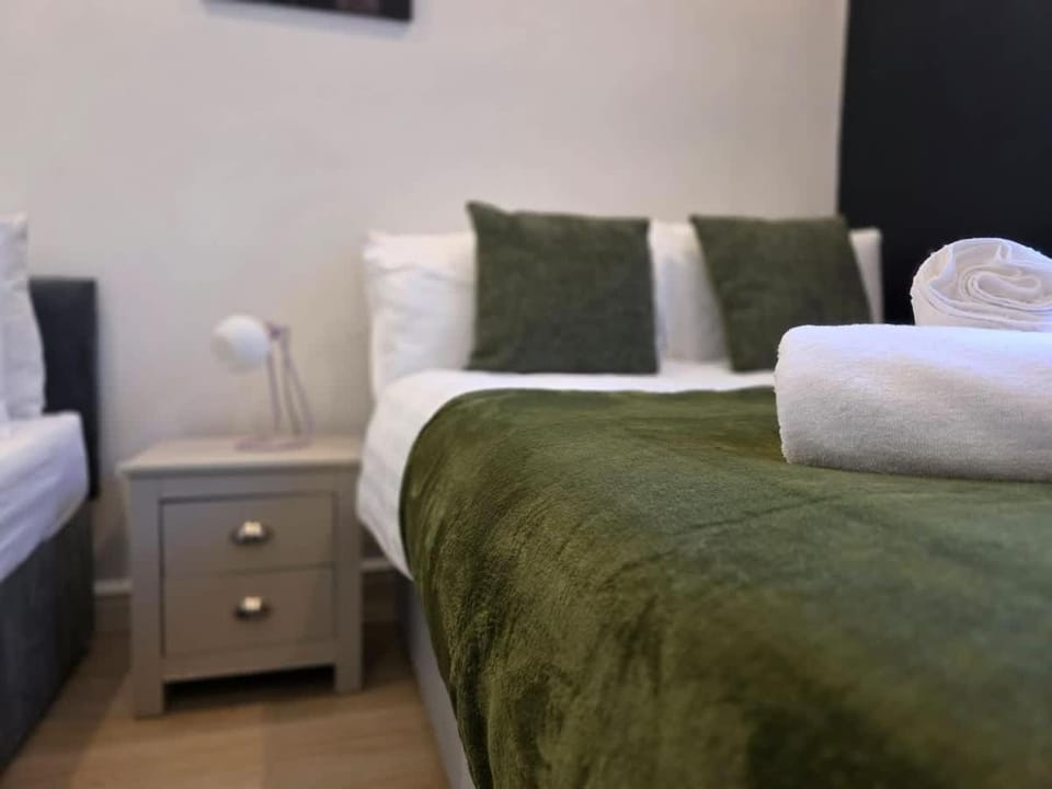 Deluxe 2BR Apartment Near City Center - Sleeps 6 Apartment in Liverpool