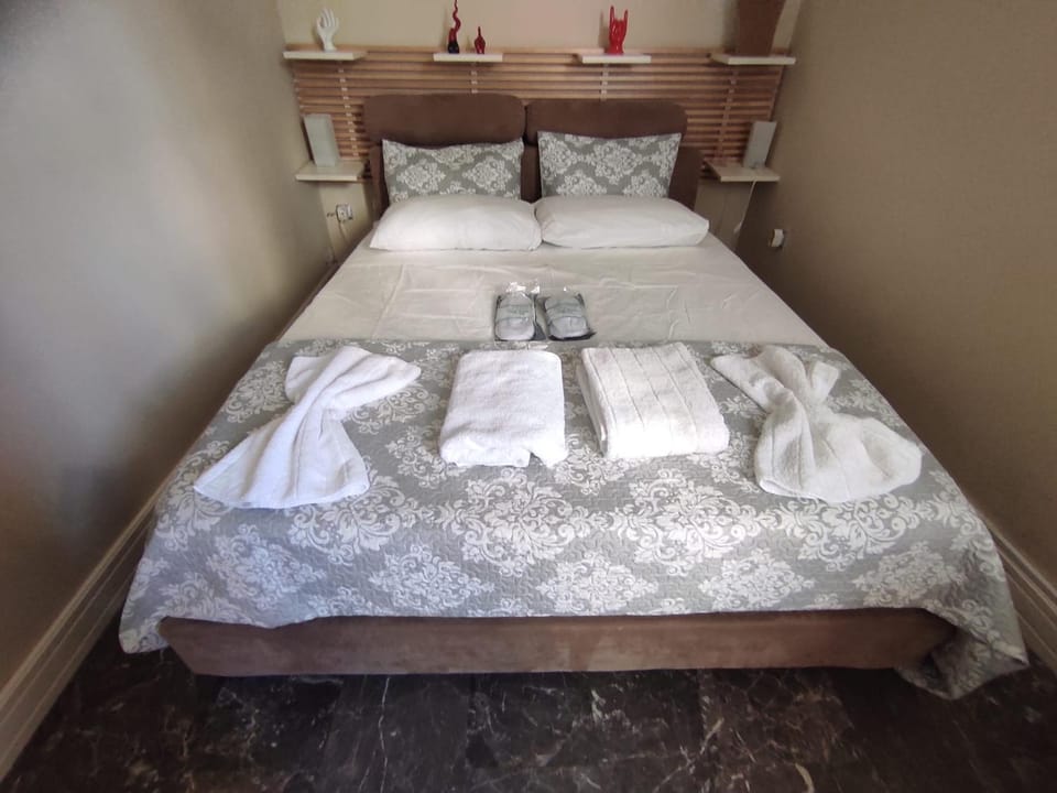 Bed, Photo of the whole room, Bedroom, towels