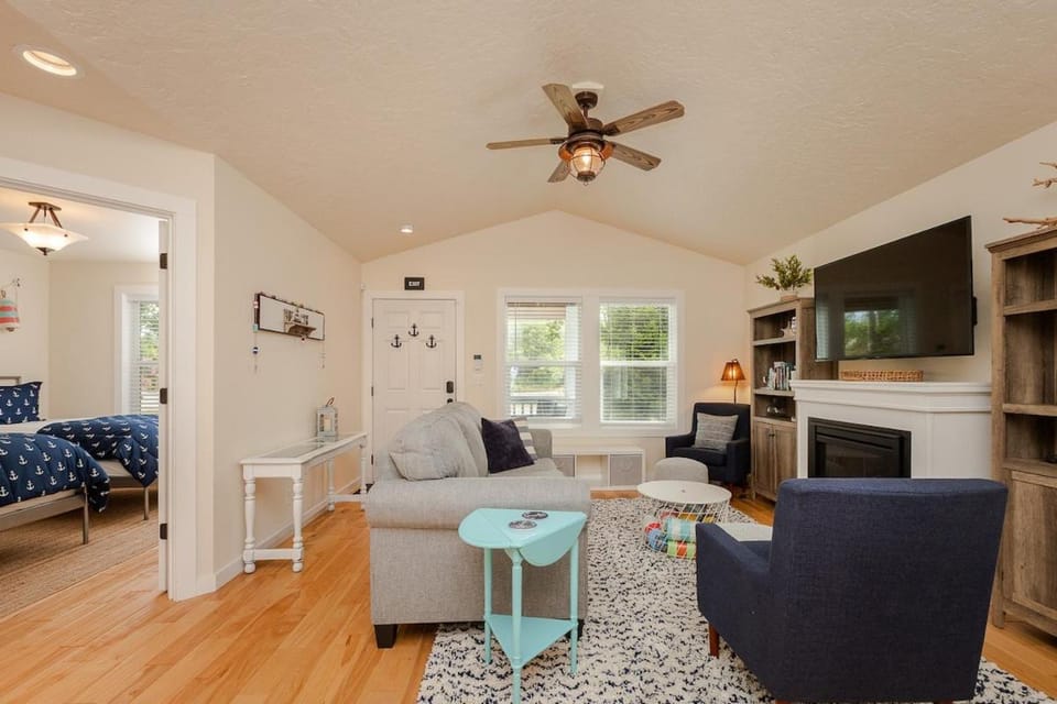 The Razor Clam 2 bdrm cottage with hot tub, pet ok House in Pacific Beach