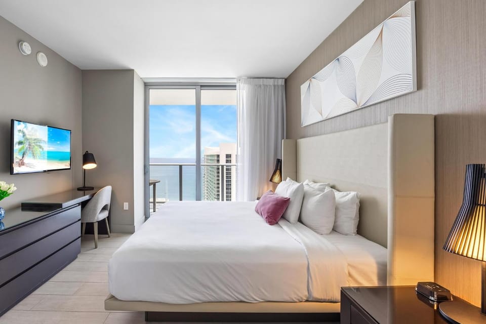 Penthouse Ocean View Stay and Free Parking House in Hollywood Beach