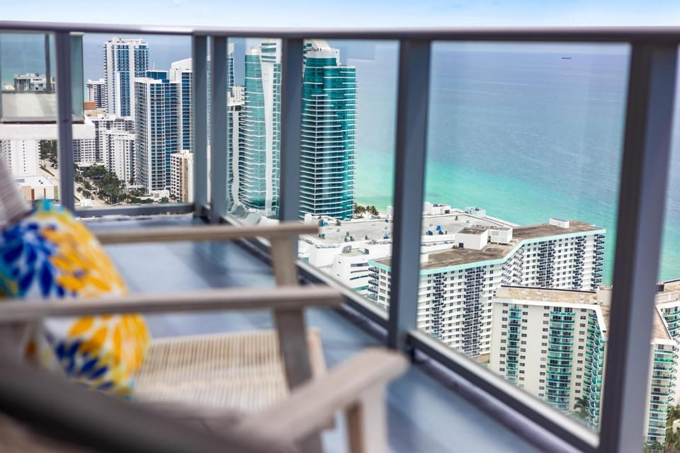 Penthouse Ocean View Stay and Free Parking House in Hollywood Beach