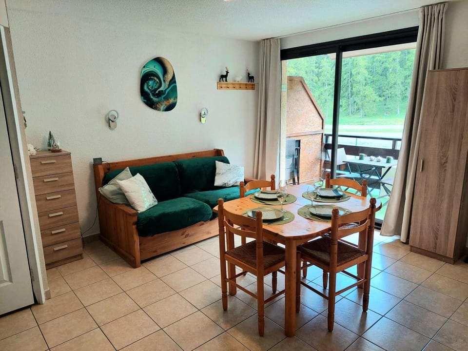 Bed, kitchen