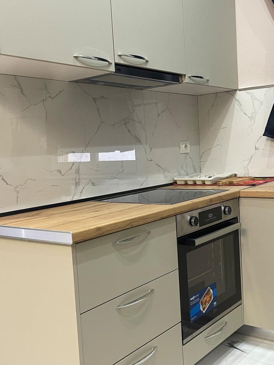 Kitchen or kitchenette, minibar