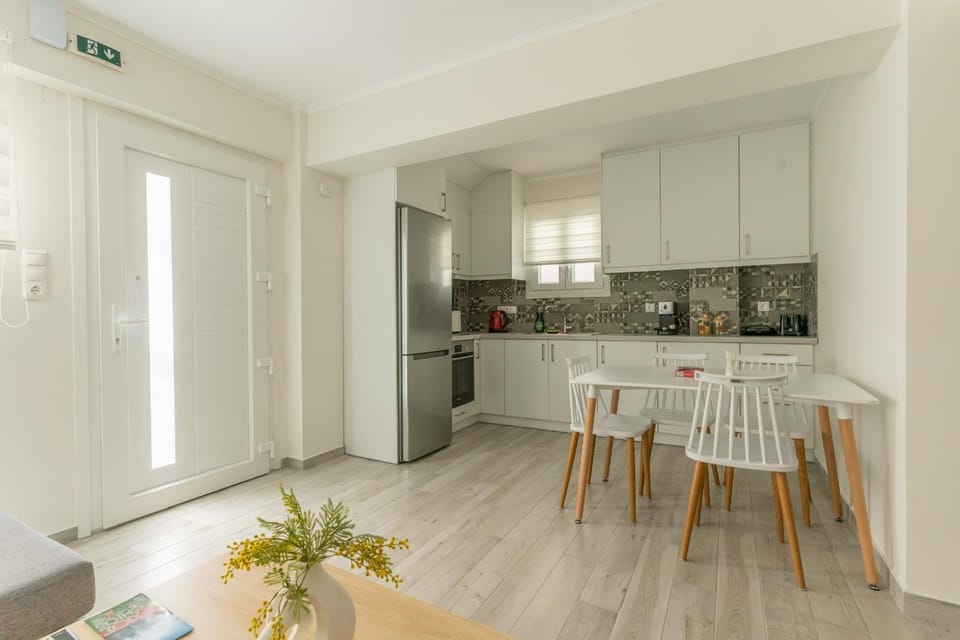 Kitchen or kitchenette, Dining area, oven, stove