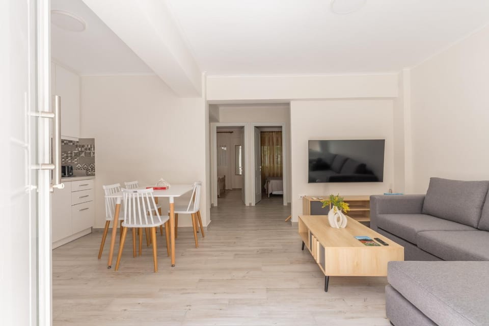 TV and multimedia, Living room, Seating area, Dining area