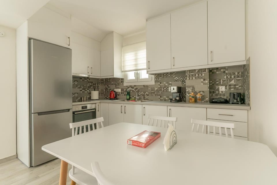 Kitchen or kitchenette, Dining area, oven, stove, toaster