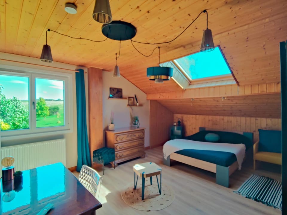 Bed, Photo of the whole room, Seating area, Bedroom