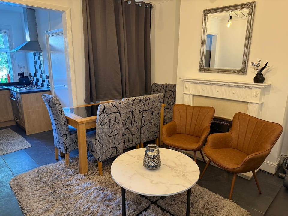 Kitchen or kitchenette, Living room, Seating area, Dining area