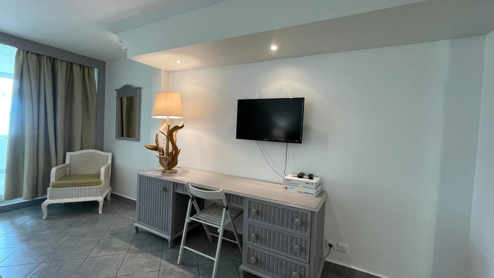 TV and multimedia, Seating area, Bedroom