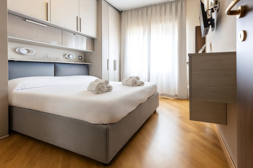 Photo of the whole room, Bedroom, towels
