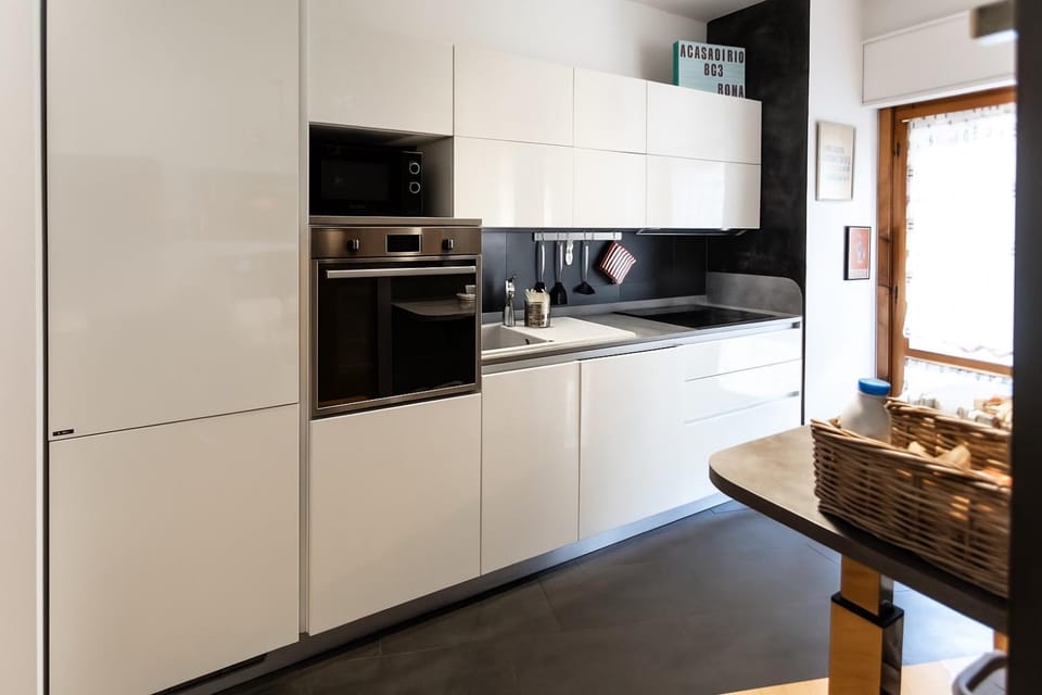 Kitchen or kitchenette, dishwasher, stove