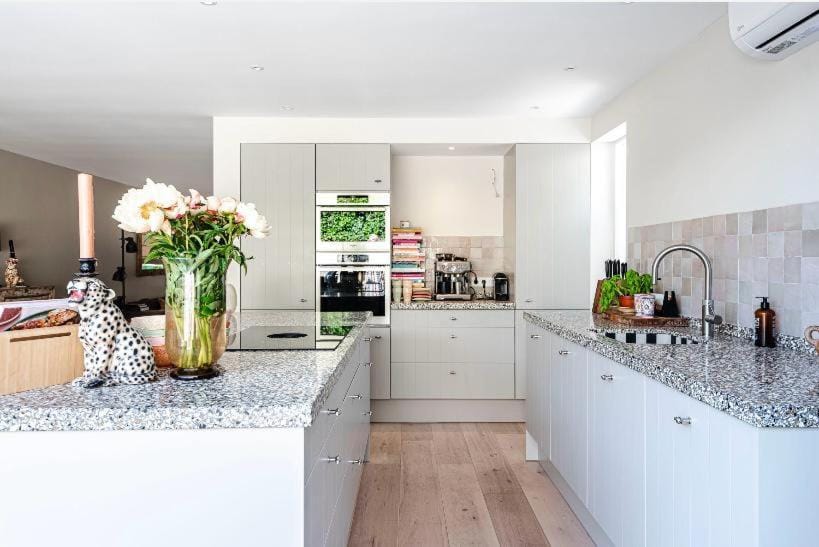 Coffee/tea facilities, Kitchen or kitchenette, Food and drinks, dishwasher, oven